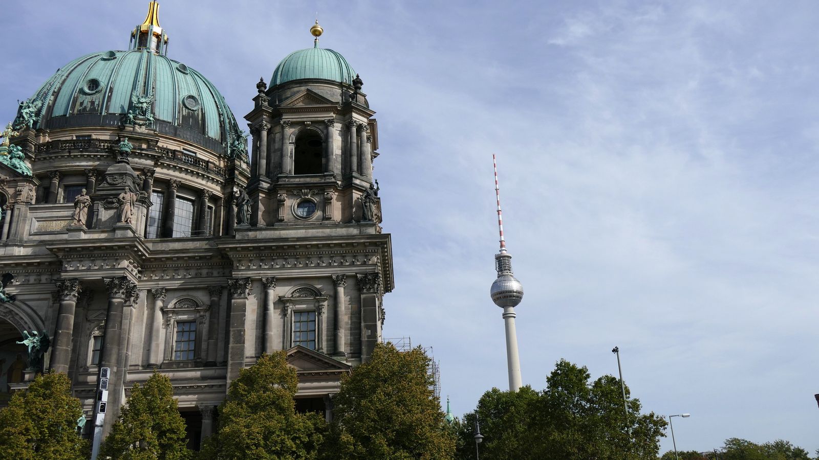نمای برلین: کلیسای جامع برلین (Berliner Dom) و برج تلویزیون (Fernsehturm) در آسمان آبی